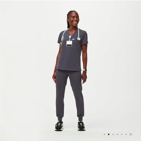 EXCELLENT CONDITION WOMEN’S FIGS CHARCOAL CATARINA ONE-POCKET SCRUB TOP MEDIUM - Picture 3 of 8